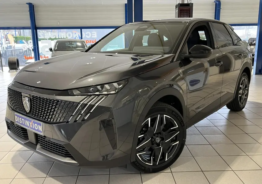 Peugeot 3008 GT gris titanium vue 3/4 avant droit en showroom avec jantes alliage 19 pouces diamantées.