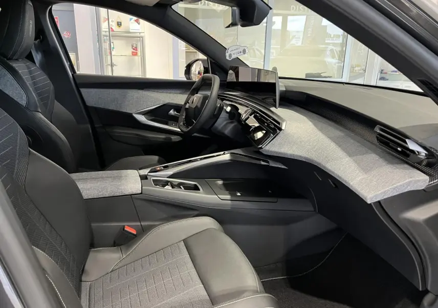 Intérieur avant droit du Peugeot 3008 gris titanium 2025, avec tableau de bord tissu Rimini et écran incurvé.