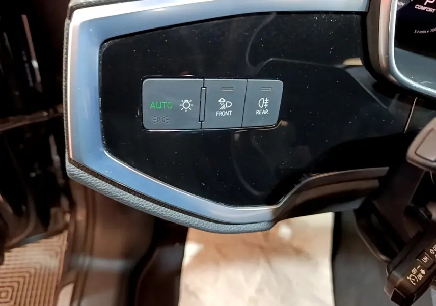 Détail du tableau de bord côté gauche avec commandes d’éclairage sur Audi Q3 gris foncé 35 TFSI 2022.