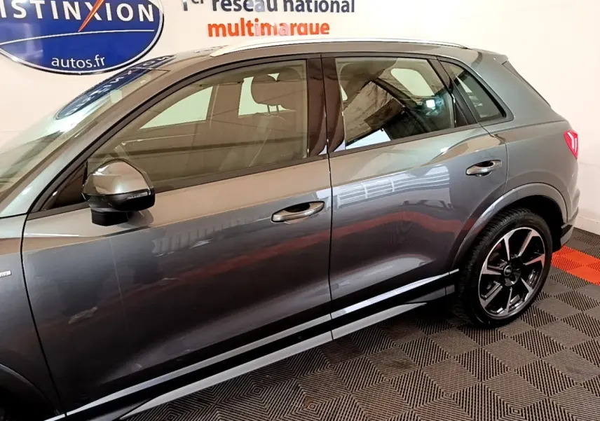 Vue latérale droite d'un Audi Q3 gris foncé 35 TFSI S Line avec jantes noires et détails chromés.