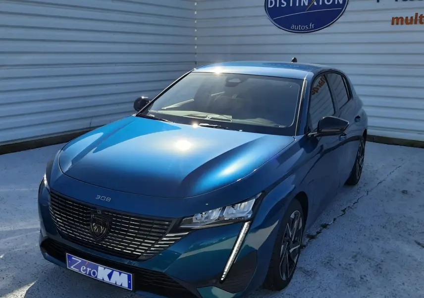 Peugeot 308 Bleu Obsession vue 3/4 avant droit, avec calandre noire distinctive et feux LED verticaux allumés.