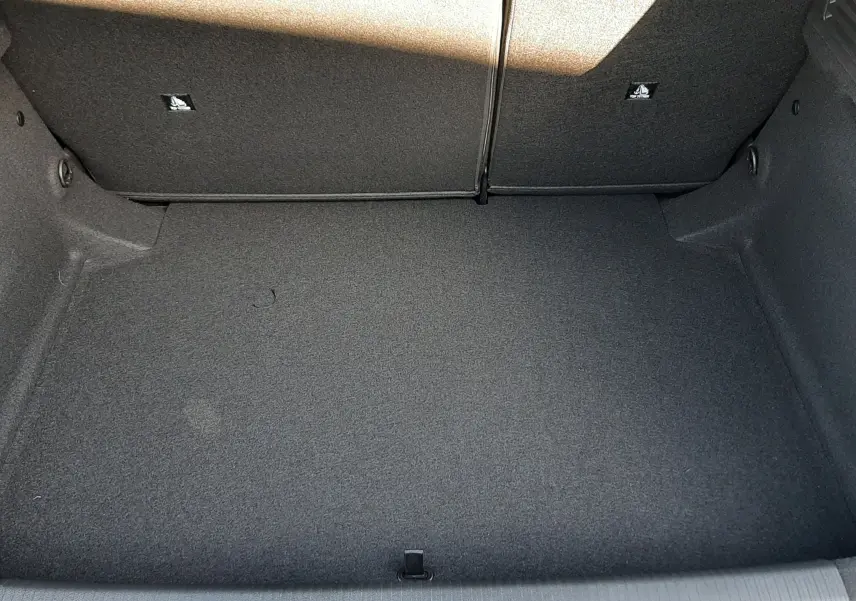 Coffre vu de dessus d'une Peugeot 308 Bleu Obsession, montrant un espace de chargement propre et vide.