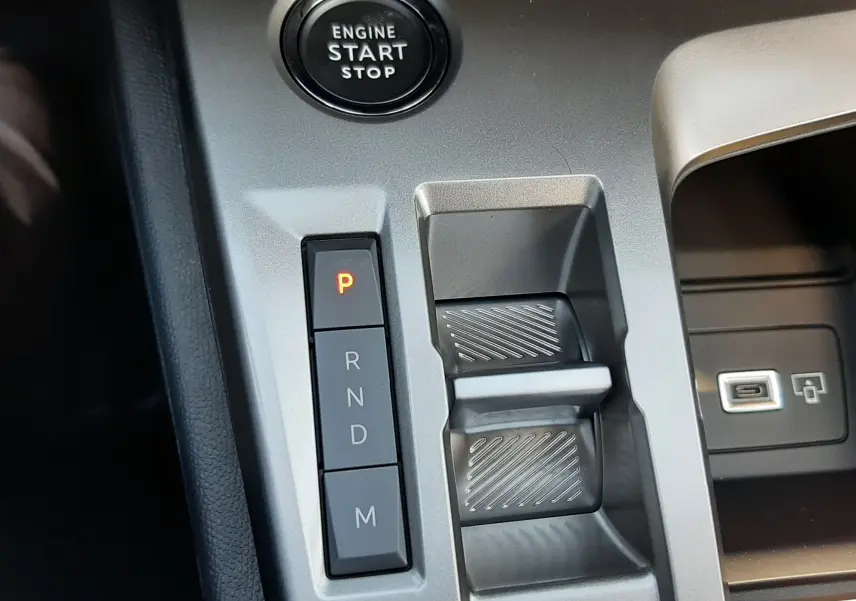 Gros plan sur la console centrale de la Peugeot 308 Bleu Obsession, avec bouton start/stop et commande de boîte automatique.