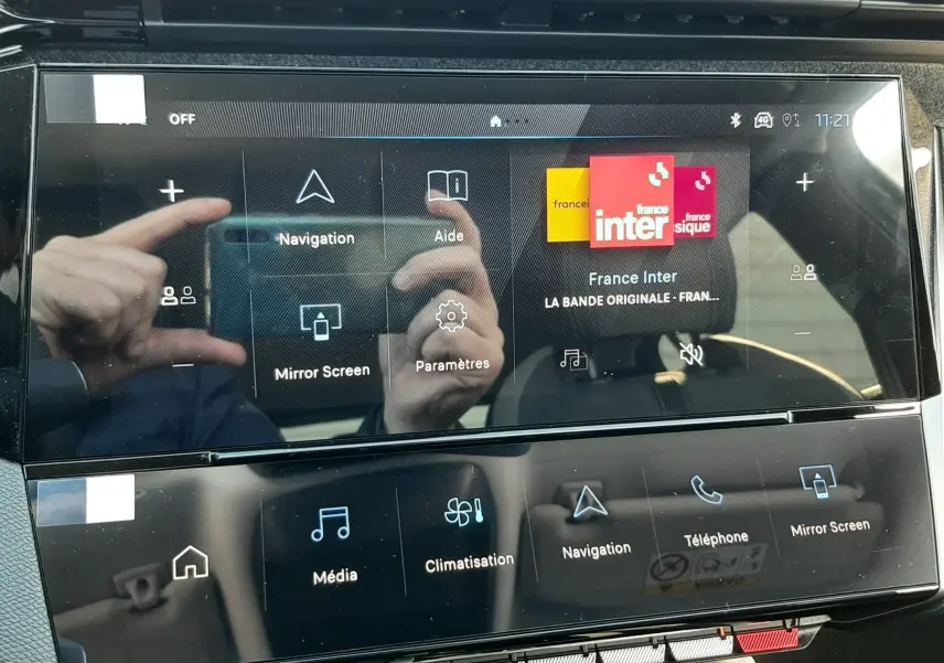 Écran tactile central de la Peugeot 308 Bleu Obsession, affichant les options de navigation et média, vue intérieure frontale.
