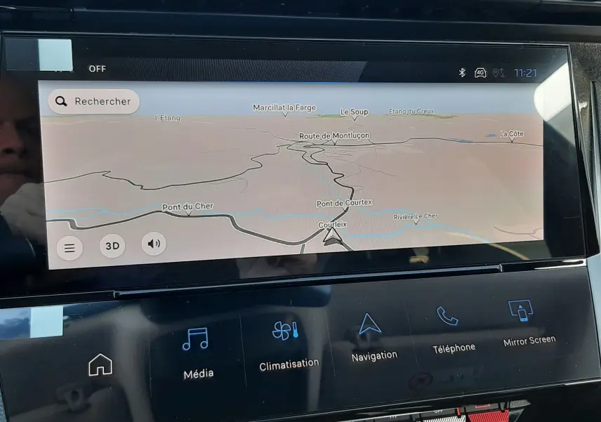 Écran tactile central de navigation du Peugeot 308 Bleu Obsession, affichant une carte routière en mode 3D.