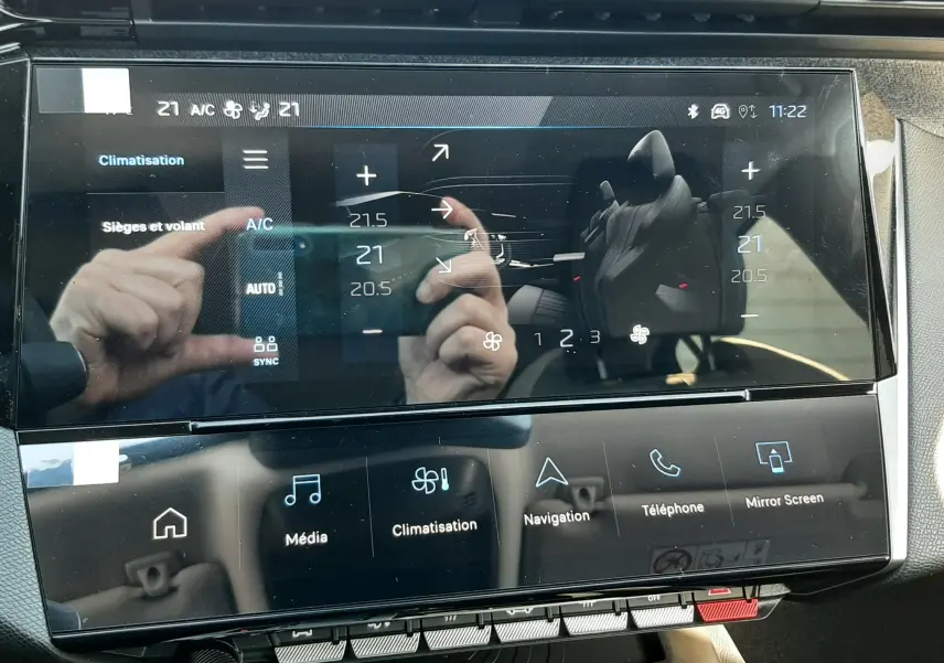 Écran tactile central de la Peugeot 308 Bleu Obsession 2026 montrant les réglages de climatisation et sièges chauffants.