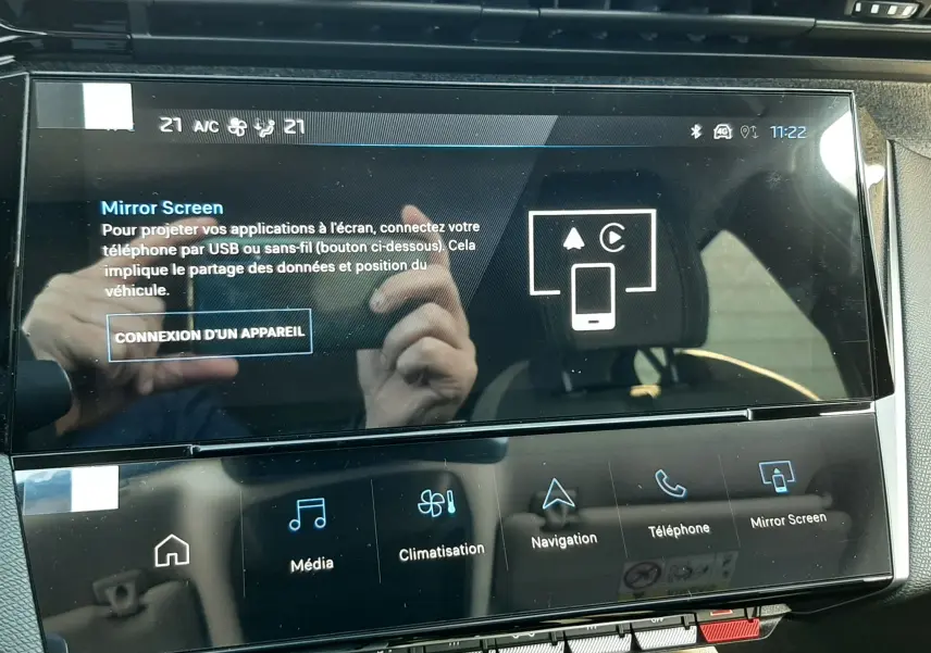 Écran tactile central de la Peugeot 308 Bleu Obsession, affichant le menu Mirror Screen, vue intérieure frontale.