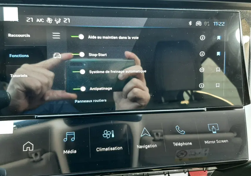 Écran tactile central de la Peugeot 308 2026 montrant les options d’aide à la conduite et la climatisation.