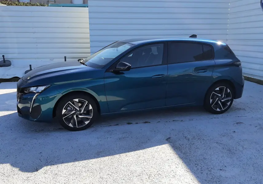 Peugeot 308 Bleu Obsession vue de profil côté gauche, mettant en valeur ses jantes alliage et lignes modernes.