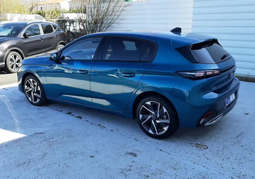 Peugeot 308 Bleu Obsession vue 3/4 arrière droit, avec jantes alliage et feux arrière LED distinctifs.