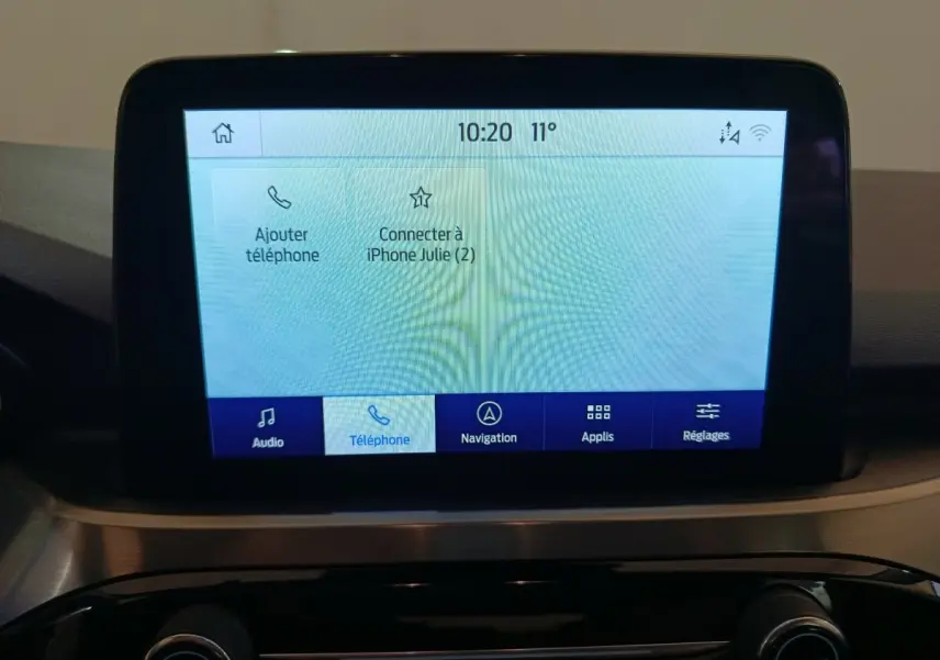 Écran tactile central de 20,3 cm du Ford Kuga gris foncé, affichant les options téléphone et navigation.
