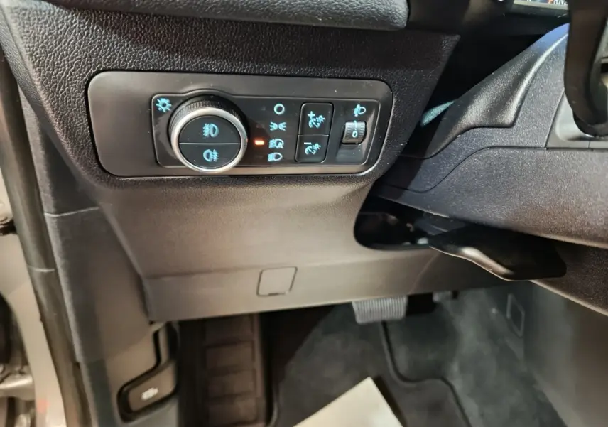 Détail du panneau de commandes d’éclairage côté gauche dans l’habitacle du Ford Kuga gris foncé 2023.