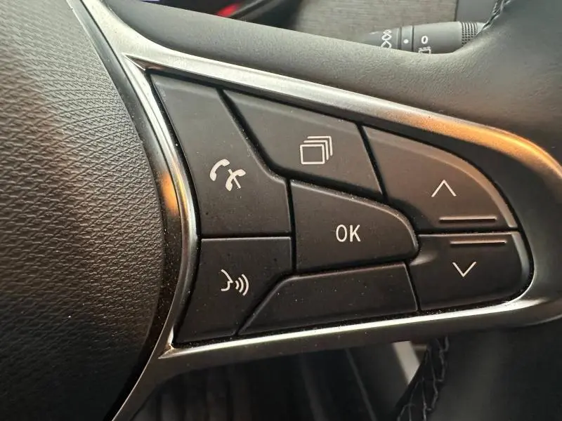 Gros plan sur les commandes noires du volant côté gauche de la Renault Clio 1.0 TCe 90ch Evolution 2025.