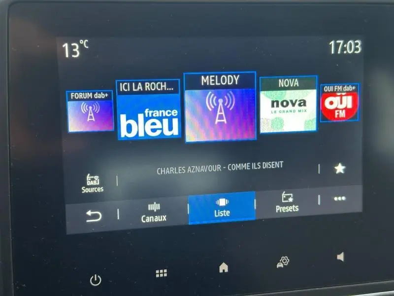 Écran tactile multimédia de la Renault Clio 2025 affichant les stations radio DAB+ avec interface claire et moderne.