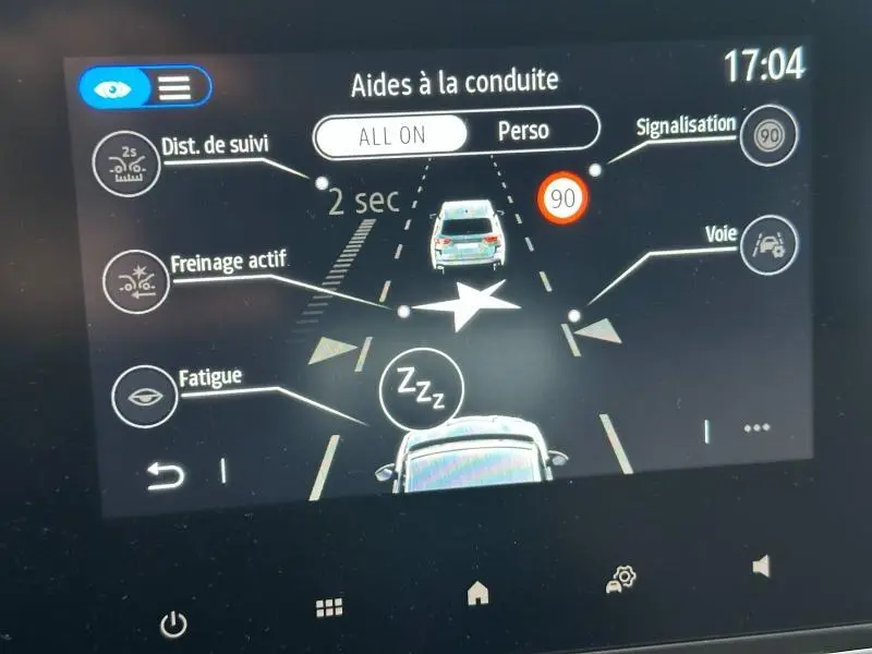 Affichage de l'écran d'aides à la conduite de la Renault Clio 2025 avec indication de distance de suivi, freinage actif et signalisation.