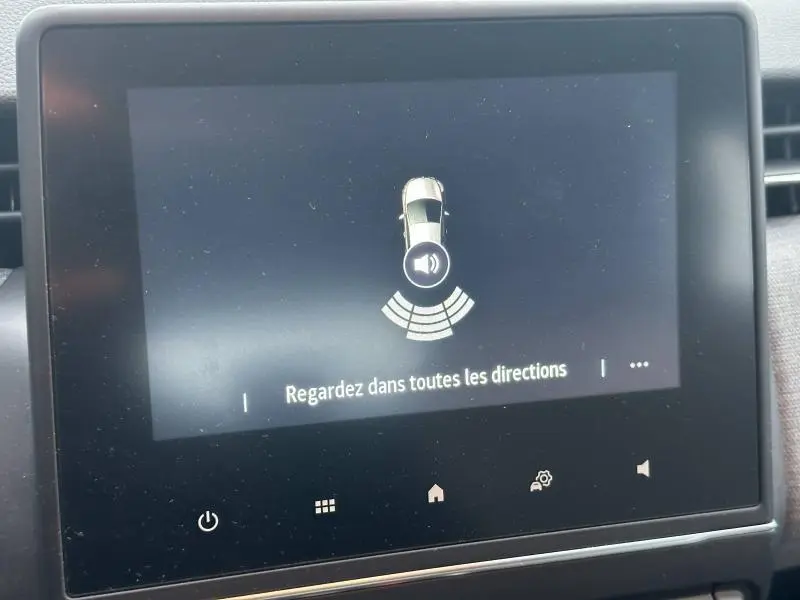 Écran tactile intérieur de la Renault Clio 2025 affichant l'alerte de proximité avec un véhicule gris vu de dessus.