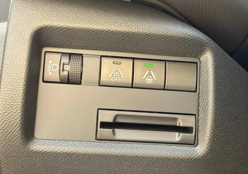 Gros plan sur les commandes d'assistance à la conduite du Citroën C5 Aircross 2025, finition gris Platinium.
