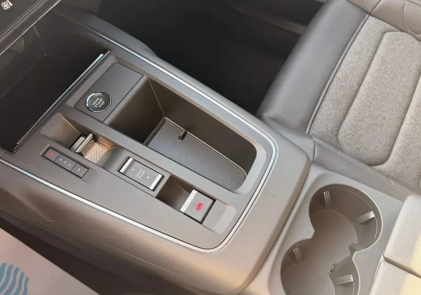 Vue rapprochée de la console centrale grise avec bouton start/stop et levier de vitesses de la Citroën C5 Aircross 2025.