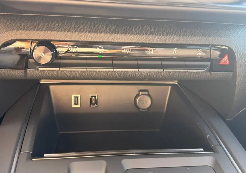 Vue rapprochée de la console centrale du Citroën C5 Aircross gris Platinium avec ports USB et prise 12V visibles.