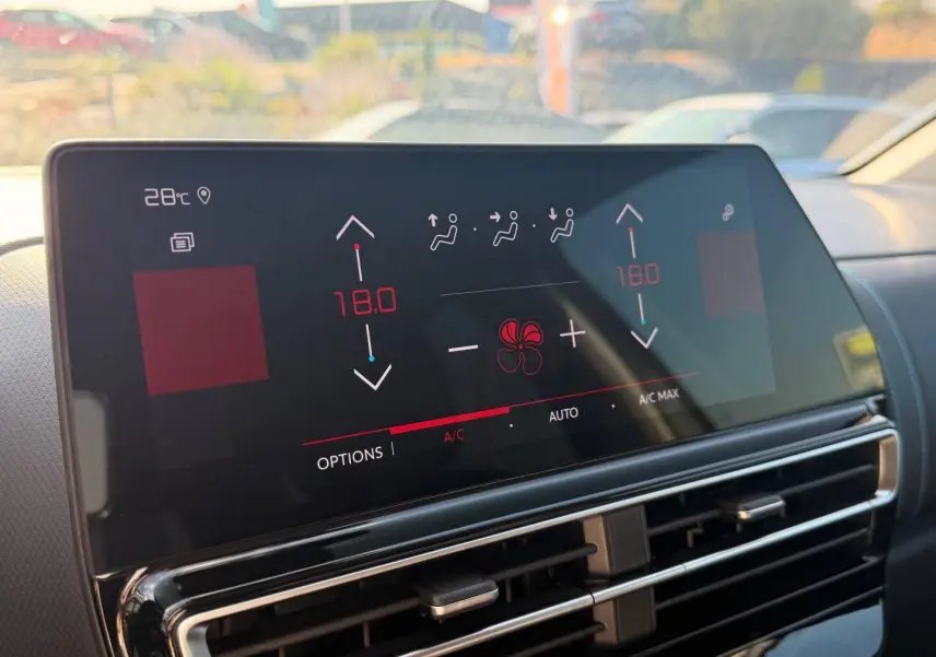 Écran tactile du système de climatisation bi-zone affichant 18°C dans un Citroën C5 Aircross 2025 gris Platinium.