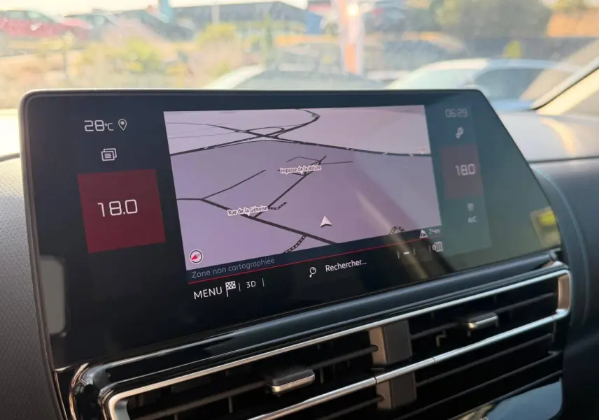 Écran tactile central affichant la navigation dans l’habitacle du Citroën C5 Aircross gris Platinium, vue de face.