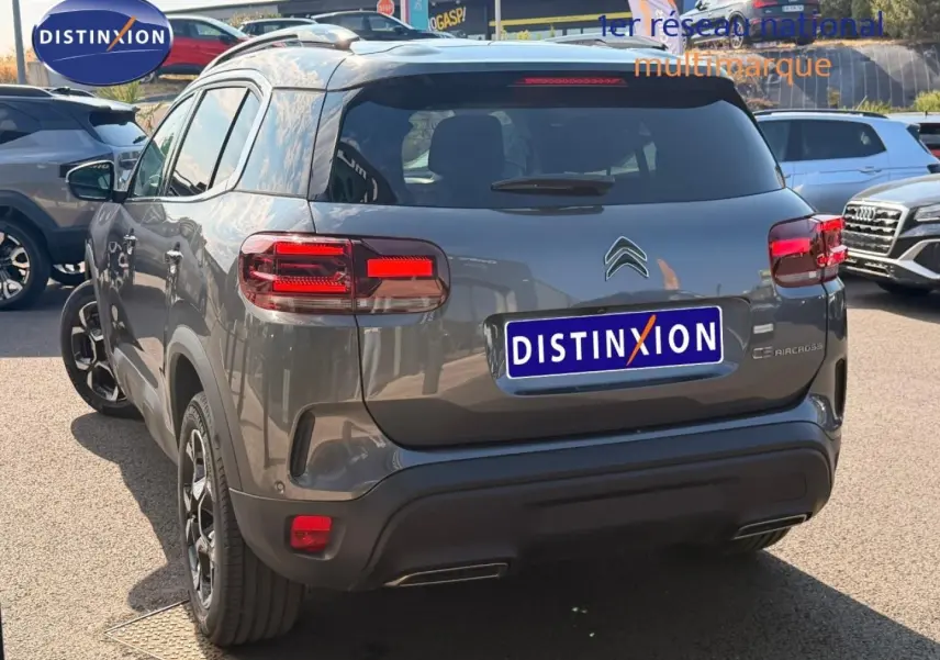 Vue 3/4 arrière du Citroën C5 Aircross gris Platinium avec feux arrière LED et jantes alliage noires.