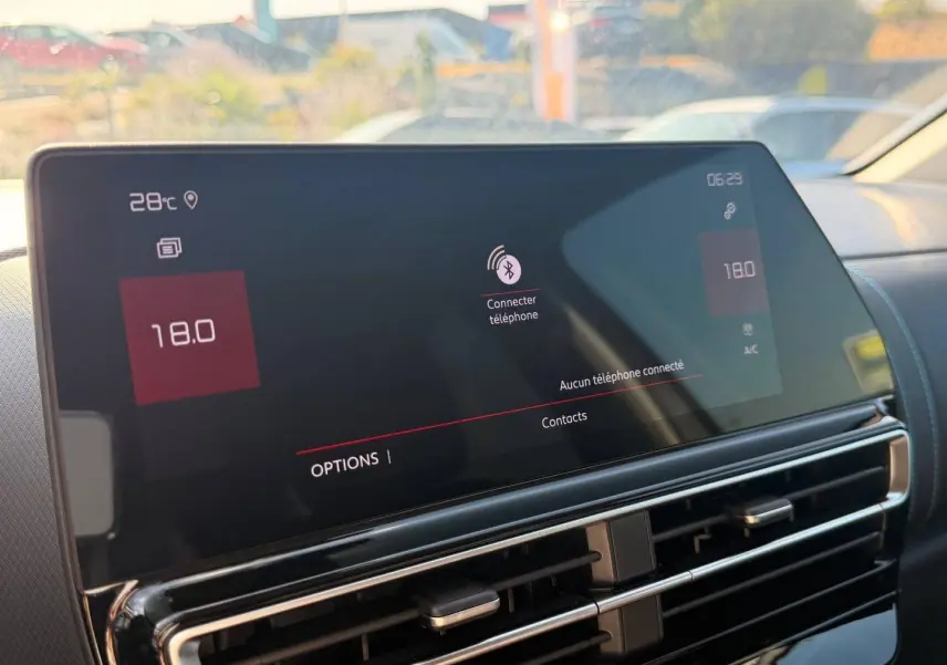 Écran tactile central du tableau de bord du Citroën C5 Aircross 2025 avec affichage climatisation à 18°C.