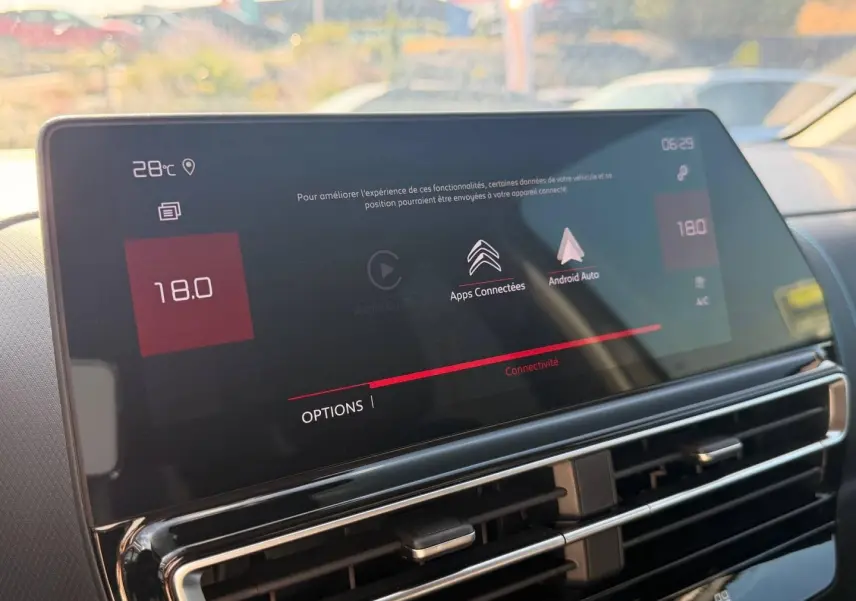 Écran tactile central du tableau de bord du Citroën C5 Aircross 2025, affichant connectivité et température à 18°C.