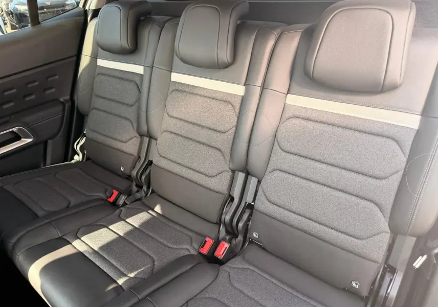 Vue intérieure des trois sièges individuels arrière gris foncé et tissu Bruneo chine du Citroën C5 Aircross 2025.