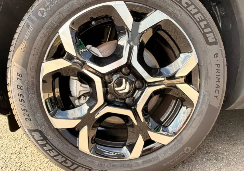 Gros plan sur la jante alu noire et argentée d’un Citroën C5 Aircross 2025 gris Platinium, pneu Michelin visible.