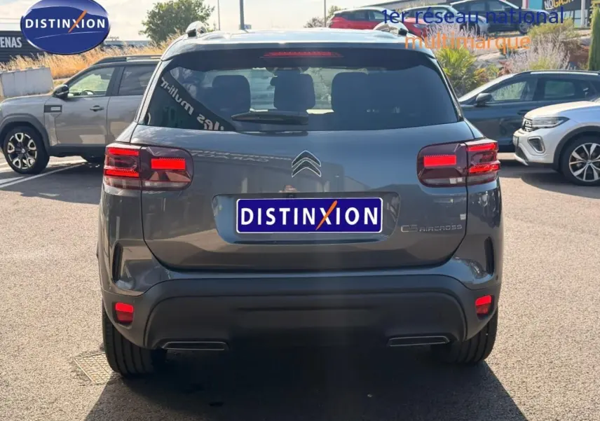 Vue arrière d'un Citroën C5 Aircross gris Platinium 2025 avec feux arrière LED et double sortie d'échappement intégrée.