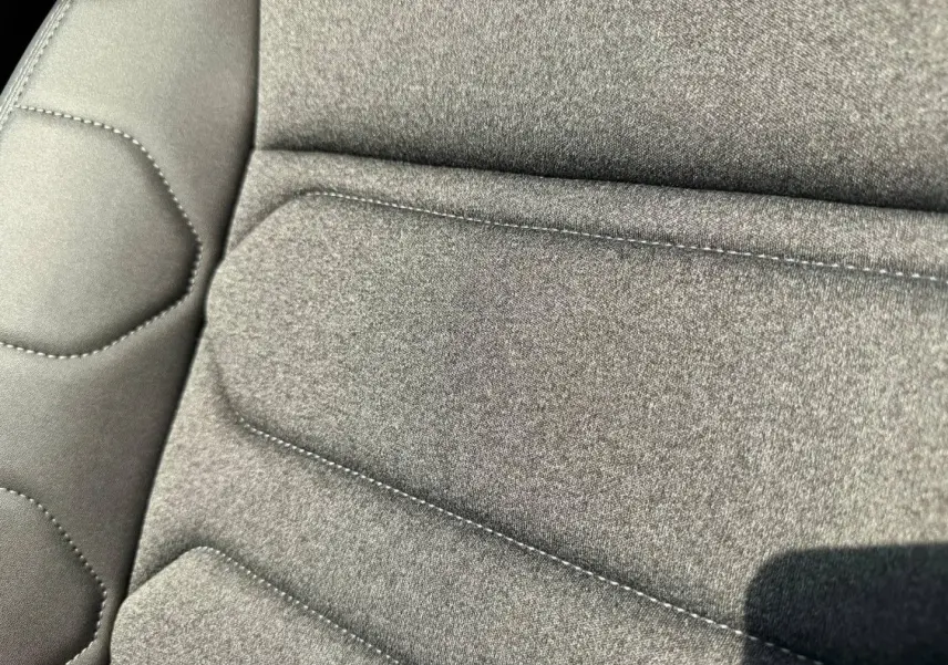 Détail du tissu Bruneo chine effet cuir noir sur siège avant du Citroën C5 Aircross 2025.