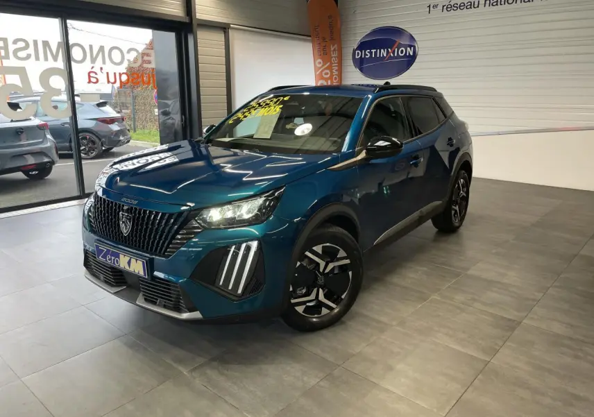 Peugeot 2008 bleu 3/4 avant droit en showroom avec calandre noire et feux LED griffes allumés.