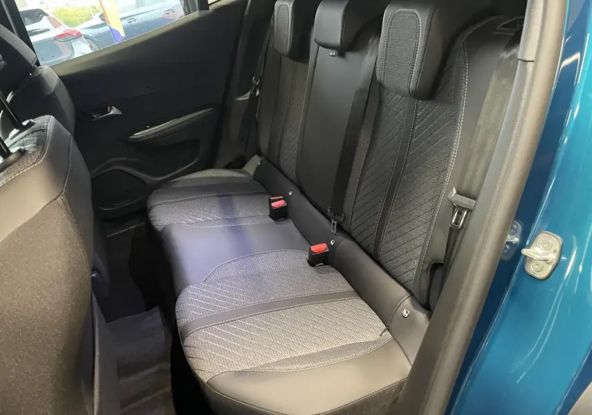 Vue intérieure côté droit des sièges arrière en tissu et cuir noir d’un Peugeot 2008 bleu 2026.