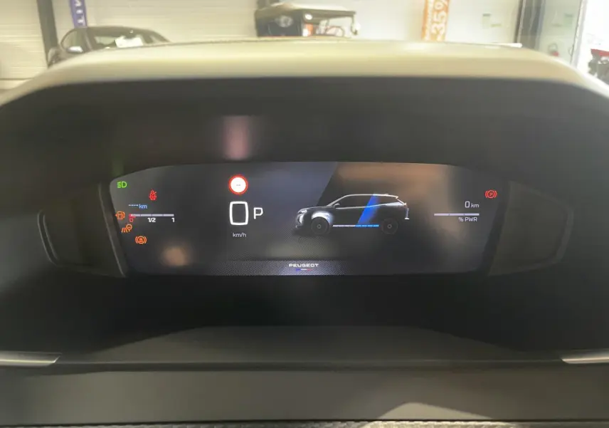 Affichage numérique du tableau de bord du Peugeot 2008 Hybrid, montrant la vitesse à 0 km/h et l'icône de stationnement.