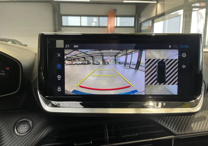 Écran tactile intérieur affichant la caméra de recul et vue 360° du Peugeot 2008 hybride bleu en stationnement.