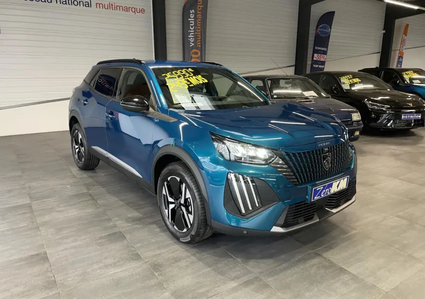 Peugeot 2008 hybride bleu en 3/4 avant droit avec jantes bi-ton et barres de toit noir brillant en showroom.