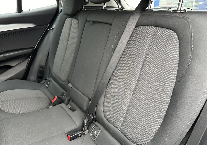Vue rapprochée des sièges arrière en tissu gris foncé du BMW X2 1.8D 150 BVA8 Lounge sDrive 2018.