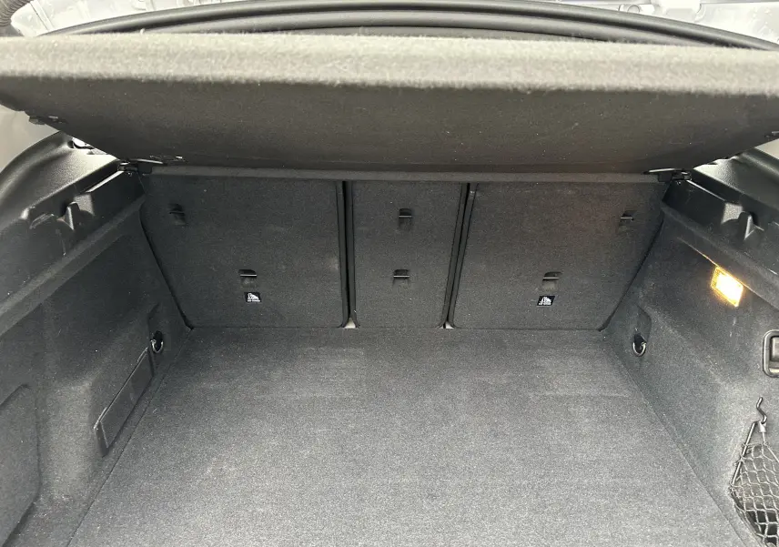 Coffre ouvert en vue intérieure d'un BMW X2 gris 2018, montrant un espace de chargement propre et bien éclairé.