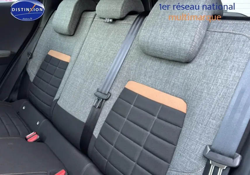 Vue rapprochée de la banquette arrière grise et noire avec détails orange du Citroën C3 Aircross 2025.