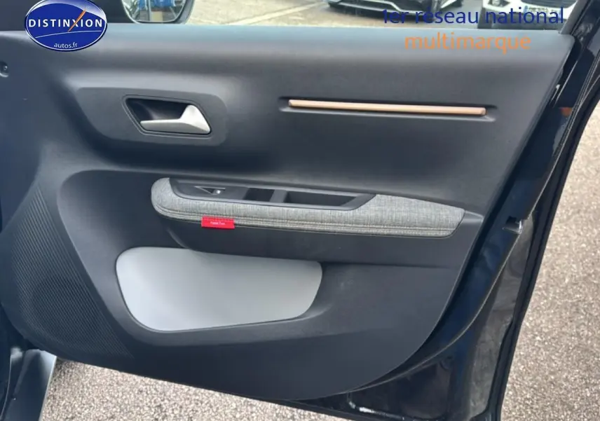 Vue rapprochée de la porte avant gauche noire du Citroën C3 Aircross 2025, avec habillage tissu gris et poignée argentée.