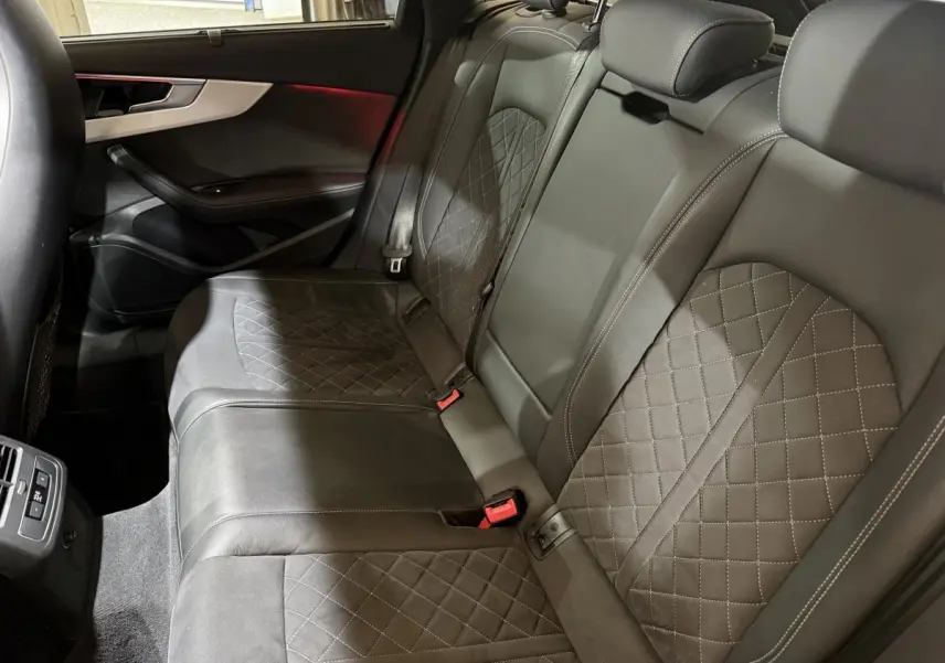 Vue intérieure côté droit des sièges arrière en cuir gris foncé matelassé de l'Audi A4 35 TFSI S Edition 2022.