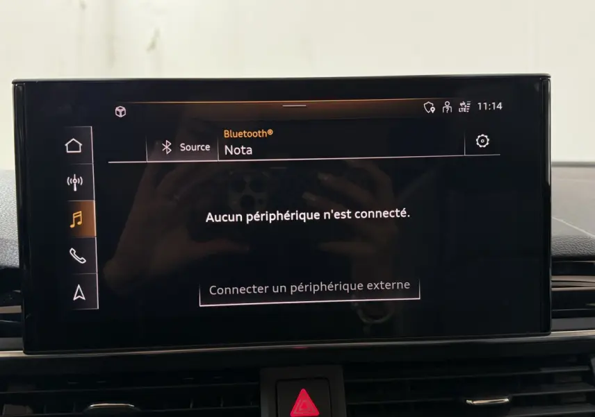 Écran tactile central de l’Audi A4 gris foncé, affichant la connexion Bluetooth sans périphérique connecté.