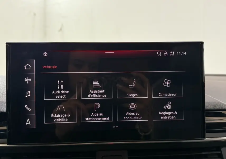 Écran tactile central de l'Audi A4 35 TFSI 2022 affichant le menu des aides au conducteur et climatisation.