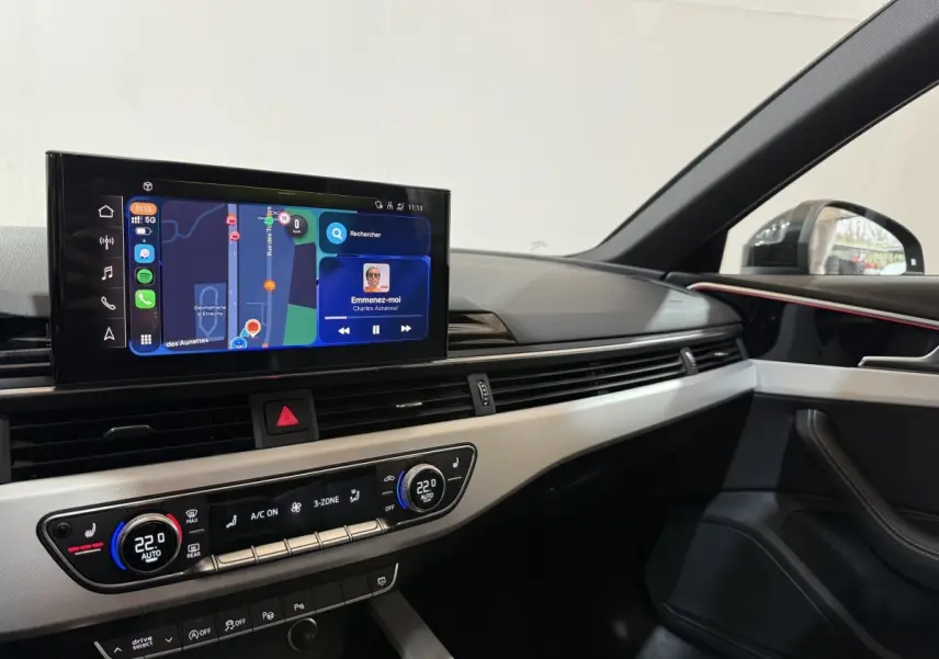 Intérieur de l'Audi A4 35 TFSI S Edition 2022, vue côté passager sur tableau de bord et écran tactile gris foncé.