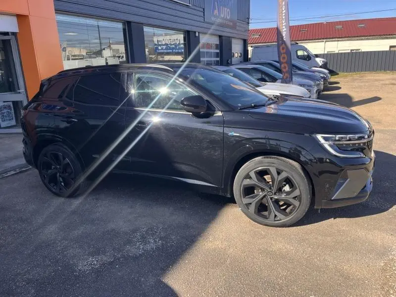 Renault Austral 1.2 E-Tech noir étoilé, vue de profil côté droit, jantes alliage noires et vitres surteintées.
