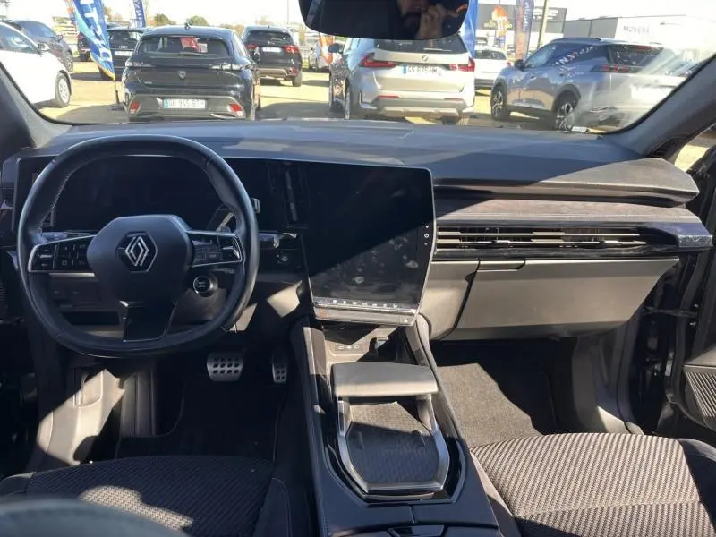 Vue intérieure avant du Renault Austral 1.2 E-Tech noir étoilé, avec grand écran tactile et volant cuir multifonction.