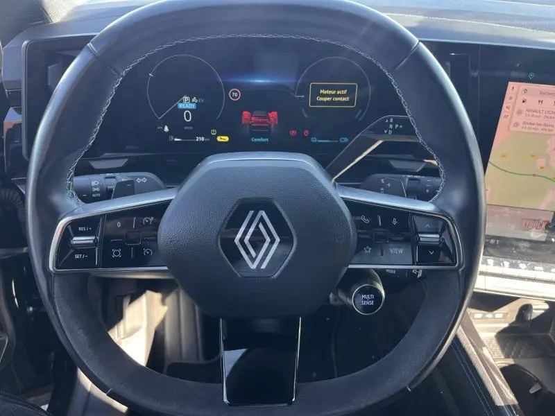 Vue frontale du volant cuir et alcantara du Renault Austral 2023 avec tableau de bord numérique et écran tactile latéral.