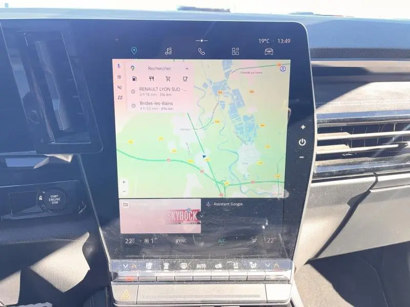 Vue rapprochée de l'écran tactile central avec GPS allumé dans l'habitacle noir étoilé du Renault Austral 2023.