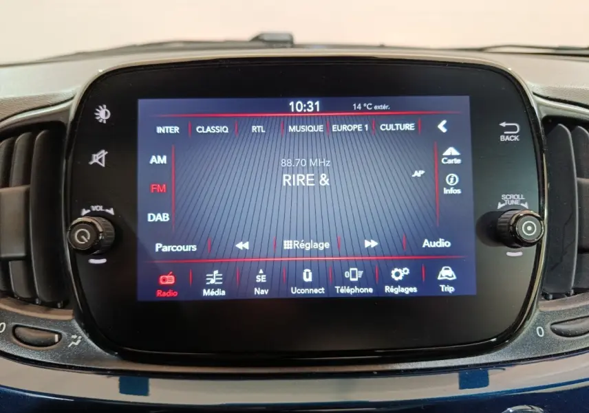 Écran tactile central de la Fiat 500 Dolcevita 2022, vue frontale du tableau de bord bleu.